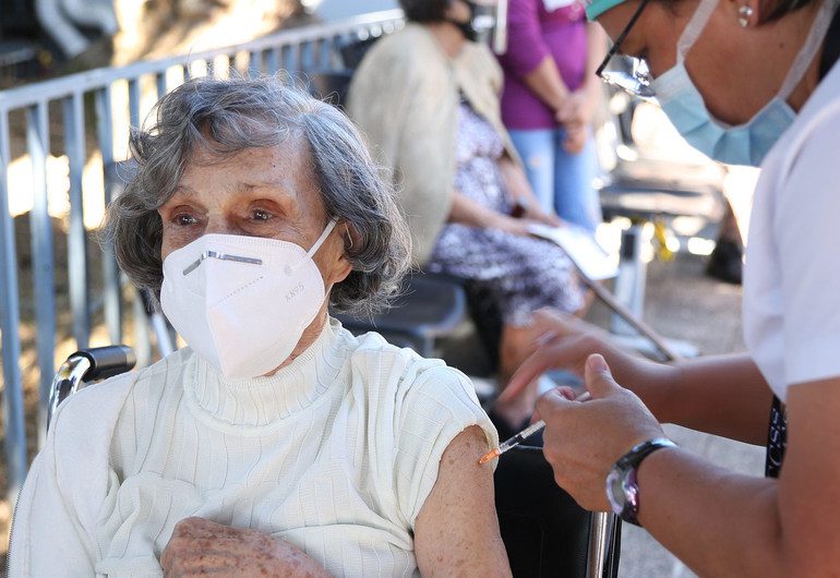 Casos de covid-19 bajan en las Américas pero la pandemia sigue, alerta OPS