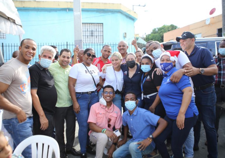 Gloria Reyes socializa con residentes de Los Alcarrizos impacto y alcance del Bono Navideño