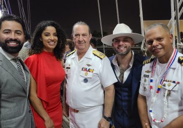Bailadores de bachata más famosa del mundo a bordo del buque Escuela de la Armada Dominicana en Miami
