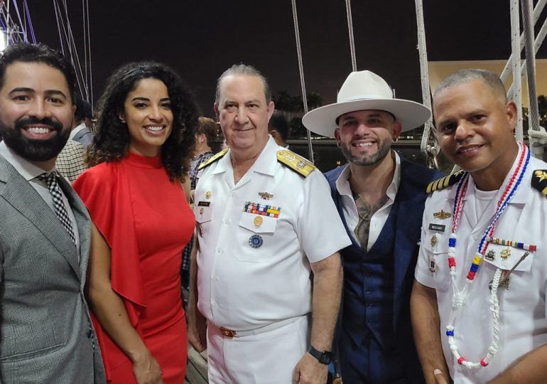 Bailadores de bachata más famosa del mundo a bordo del buque Escuela de la Armada Dominicana en Miami