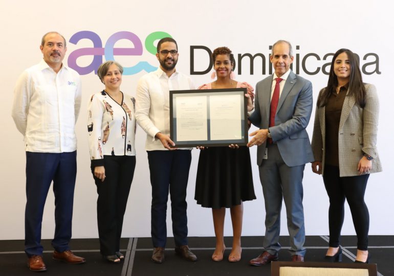 AES Dominicana entrega a 42 empresas certificados de créditos de carbono