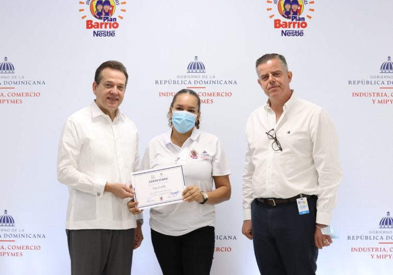 Nestlé y MICM entregan certificados a participantes del Programa de Capacitaciones Plan Barrio