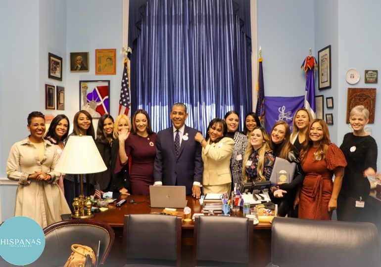 Congresista Adriano Espaillat reconoce en Washington a Yaneli Sosa y sus 25 “Hispanas Influyentes”