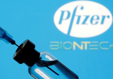 Pfizer asegura que tercera dosis puede paliar variante omicrón