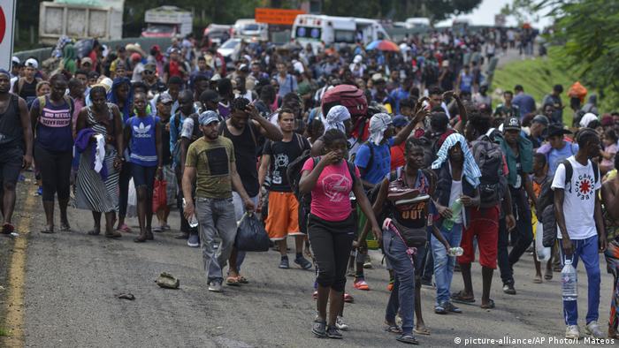 Estados Unidos restablece medida de que migrantes esperen en México