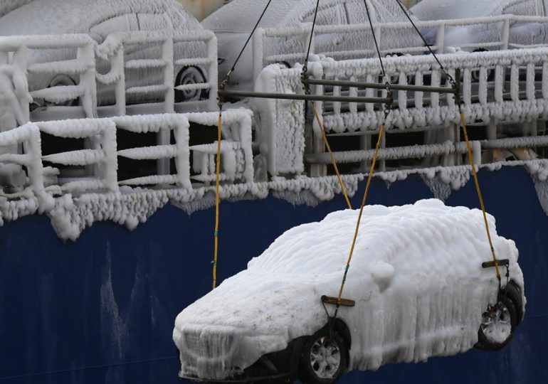 Carguero con autos cubiertos por 'coraza' de hielo arriba al Lejano Oriente de Rusia