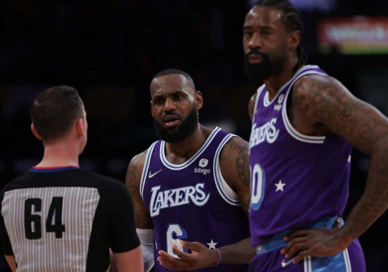 Los Lakers "despiden" el Staples Center con una dura derrota ante Spurs