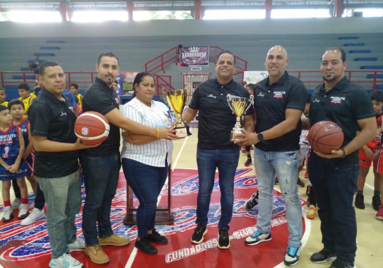 Alcaldía Santiago entrega utilería deportiva y la copa a disputarse en torneo de baloncesto