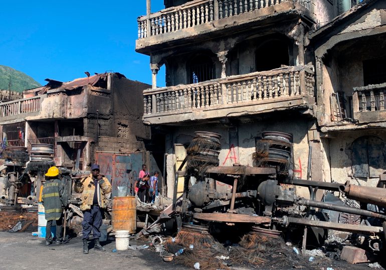 Sube a 90 saldo de muertos por explosión de camión cisterna en Haití