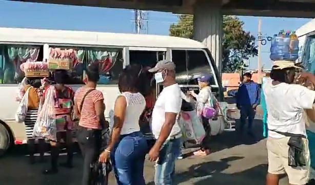 VIDEO | Cientos de pasajeros salen de la ciudad para pasar Noche Buena en familia