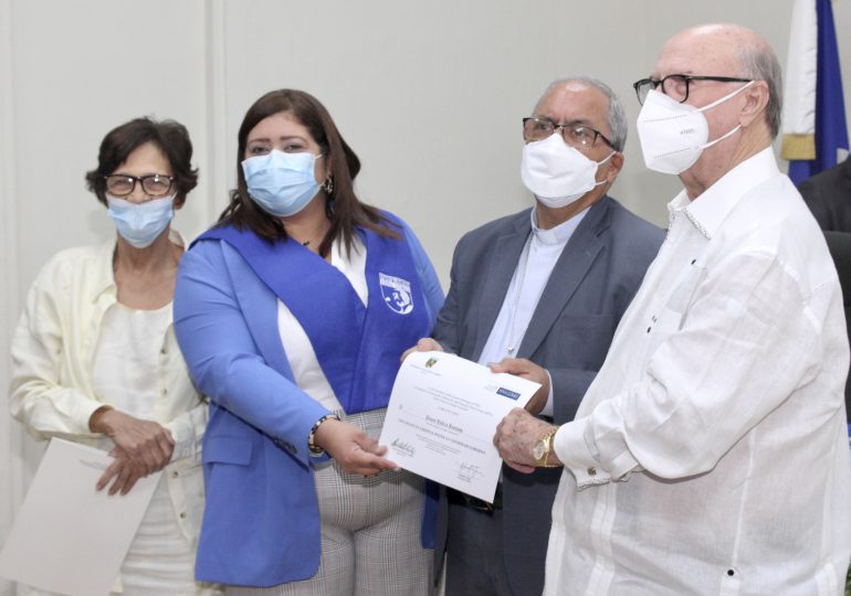 Hipólito Mejía y monseñor Benito Ángeles encabezan XI graduación del Instituto José Francisco Peña Gómez