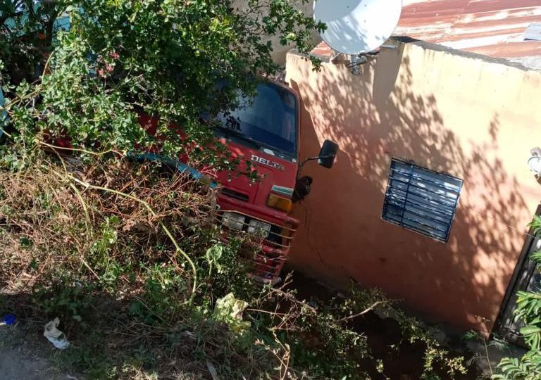 Los Rieles: Camión del Ayuntamiento de Haina cae por tramo afectado y afecta viviendas