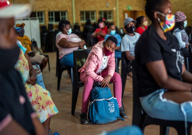 Sudáfrica dice haber superado ola de ómicron sin aumento importante de muertes