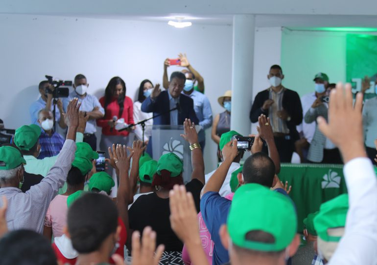 Leonel Fernández juramenta excandidato a alcalde de Nagua y otros dirigentes municipales