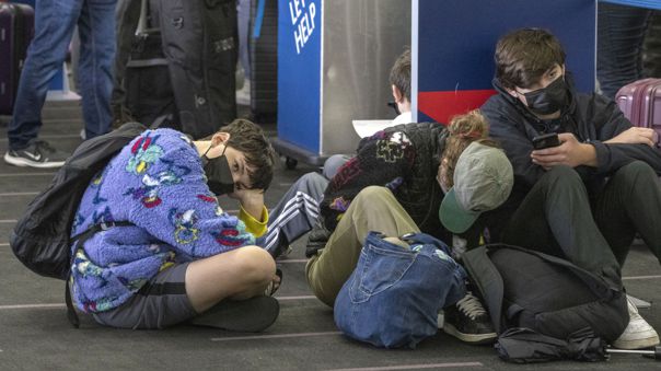 Miles de cancelaciones de vuelos agregan frustración a la pandemia