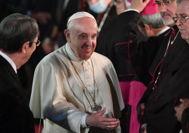 El papa llega a Chipre en una visita centrada en la migración