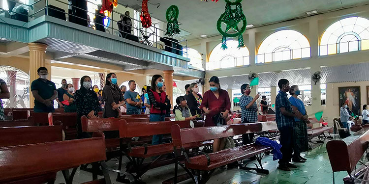 En una misa navideña, supervivientes del tifón en Filipinas rezan por techo y comida