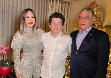 La Navidad une familias: Luz García y Soto Jiménez posan junto a su hijo Miguel Ángel