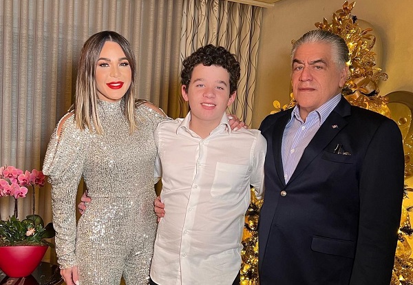 La Navidad une familias: Luz García y Soto Jiménez posan junto a su hijo Miguel Ángel