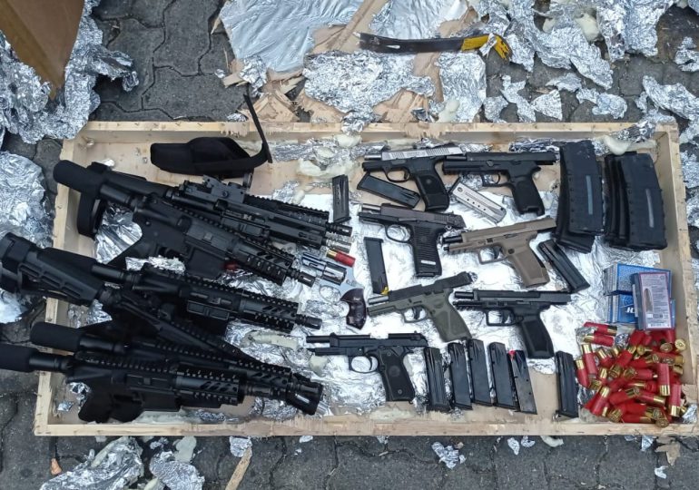 Autoridades decomisan cargamento de armas de fuego en puerto de Haina Oriental