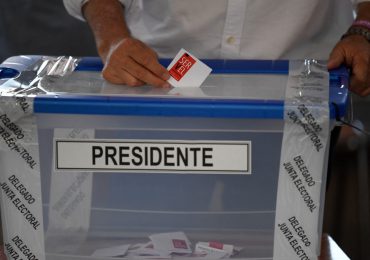 Entre el miedo y la esperanza, Chile inicia un reñido balotaje presidencial