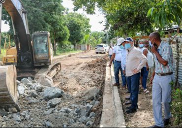 Senador Antonio Taveras visita áreas de trabajo de asfaltado, aceras y contenes en sectores de Santo Domingo Norte