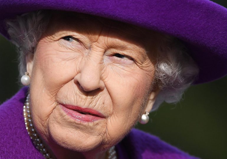 Reina Isabel II difunde su mensaje más personal en la primera Navidad sin su esposo