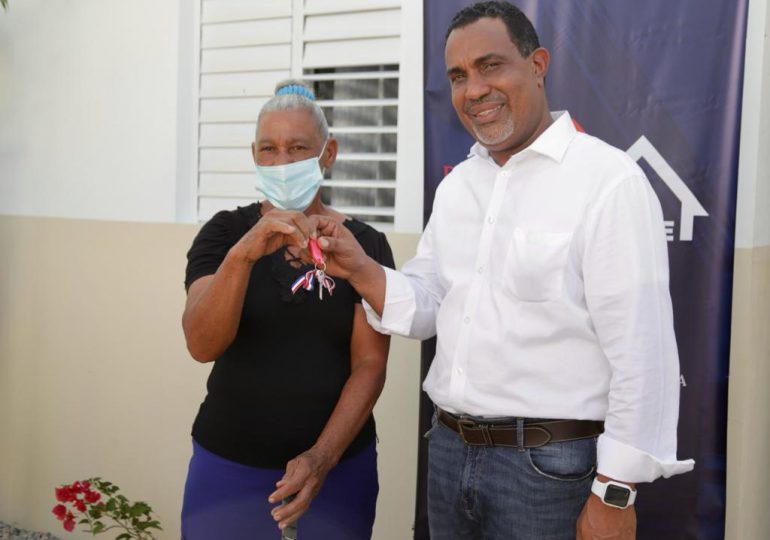 Ministerio de Vivienda y Edificaciones entrega casa a Miriam Sánchez “La abuela pelotera”
