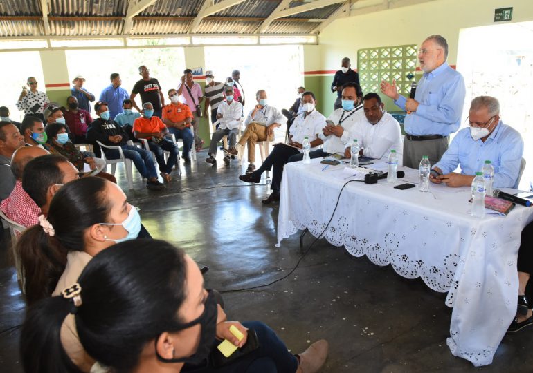 Gobierno presenta soluciones a demandas de comunidades en torno a la presa de Guayubín