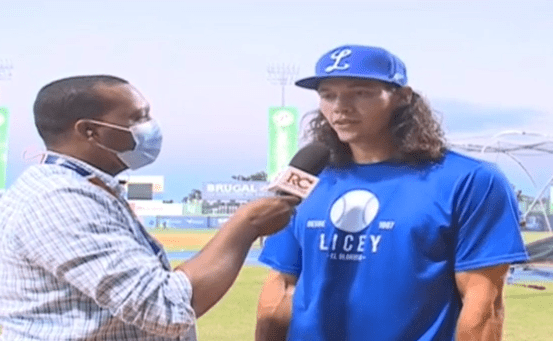 VIDEO|Peter O'Brien entusiasmado de vestir el uniforme del Licey