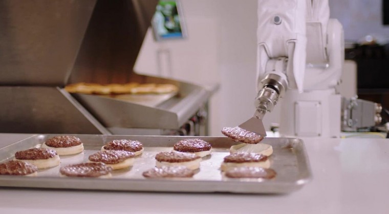 Una cadena de Israel empieza a vender hamburguesas preparadas por un robot