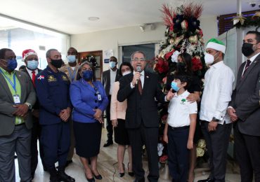 VIDEO | Pasaportes inicia la Navidad compartiendo con usuarios durante encendido del arbolito