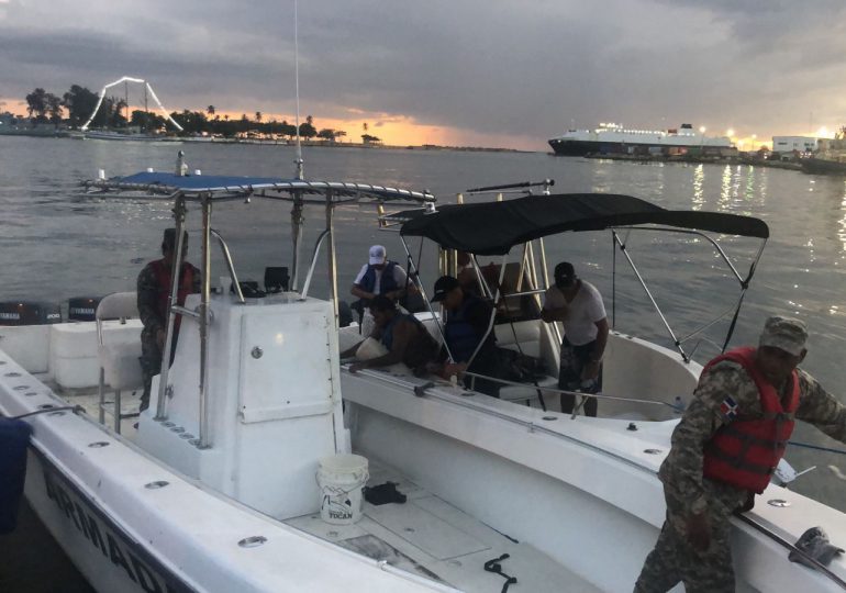 Armada rescata al alcalde de Haina y otras personas en embarcación a la deriva