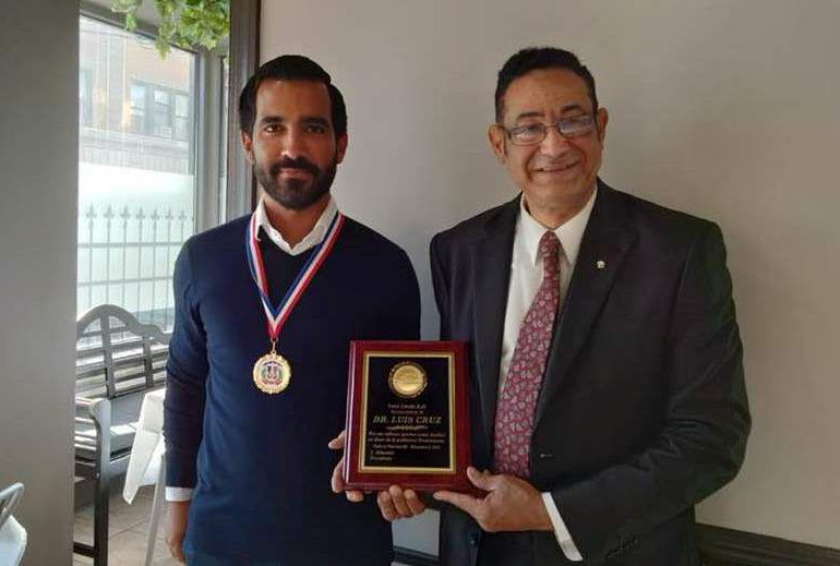 Médico Luis Cruz recibe reconocimiento por sus aportes