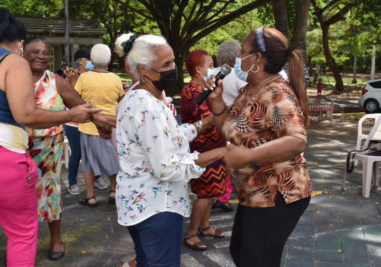 Fundoproam celebra encuentro familiar con envejecientes de Santo Domingo Este