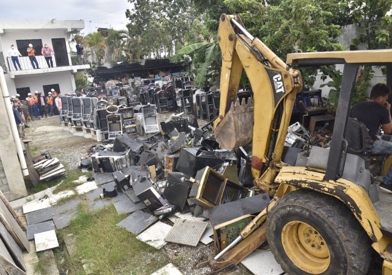 Ministerio de Hacienda destruye 4,462 máquinas tragamonedas y equipos confiscados