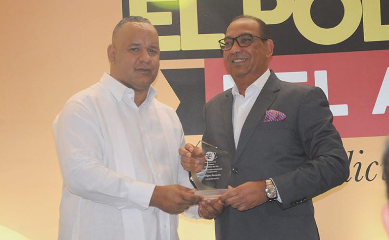 Deligne Ascención recibe reconocimiento como “Ministro más destacado del 2021”