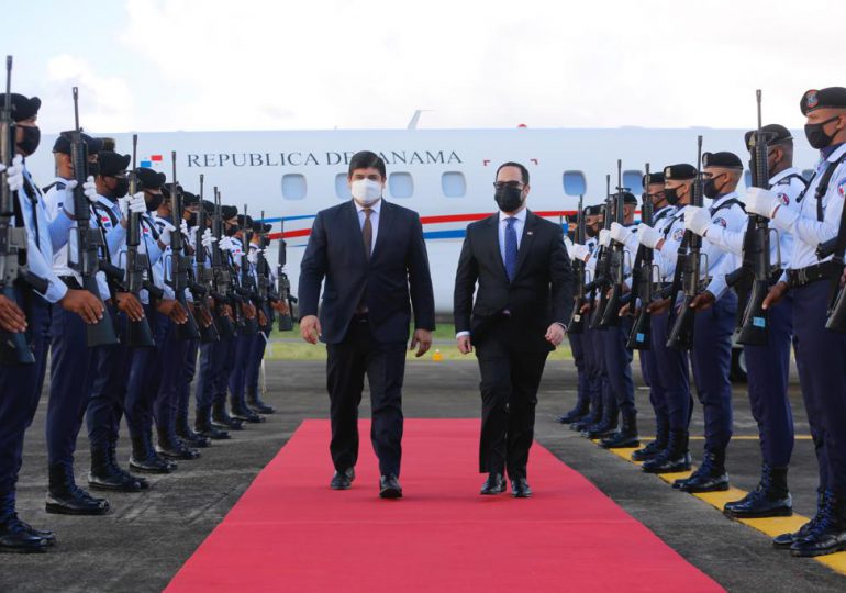 Presidentes de Panamá y Costa Rica llegan a RD para Cumbre con Abinader