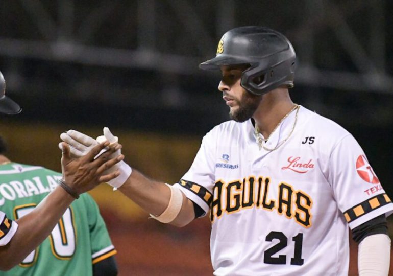 Águilas triunfan ante las Estrellas y quedan solos en segunda posición