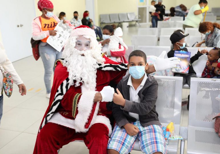 Pacientes del Hospital Infantil Arturo Grullón reciben regalos navideños