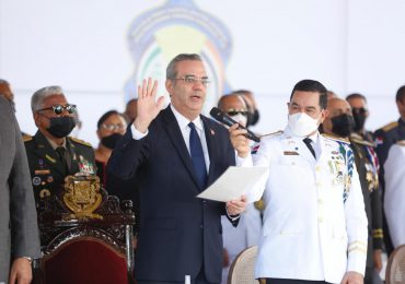 Presidente Abinader exhorta a nuevos oficiales de la PN a actuar con integridad