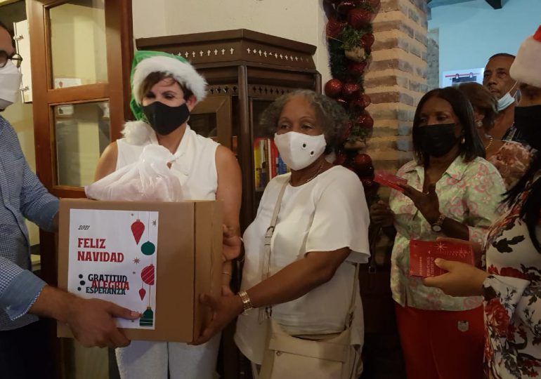 Fundación Manos Arrugadas realiza cena con adultos mayores y entrega cajas navideñas