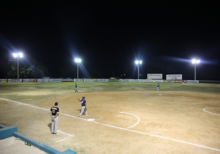 Edesur electrifica e ilumina instalaciones deportivas en Rancho Arriba y Barahona