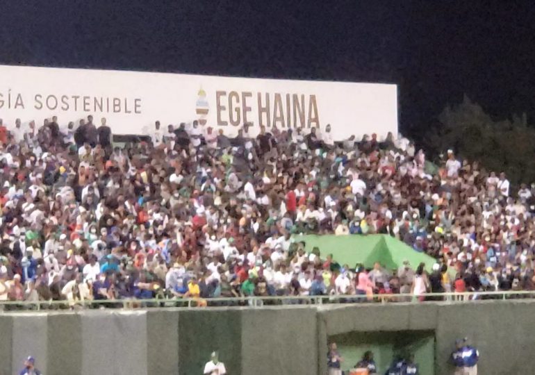 VIDEO | Ómicron no detiene a los fanáticos del béisbol dominicano