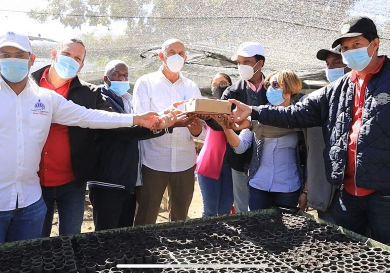 IAD recibe donación de semillas para proyecto de peras japonesas en Constanza 