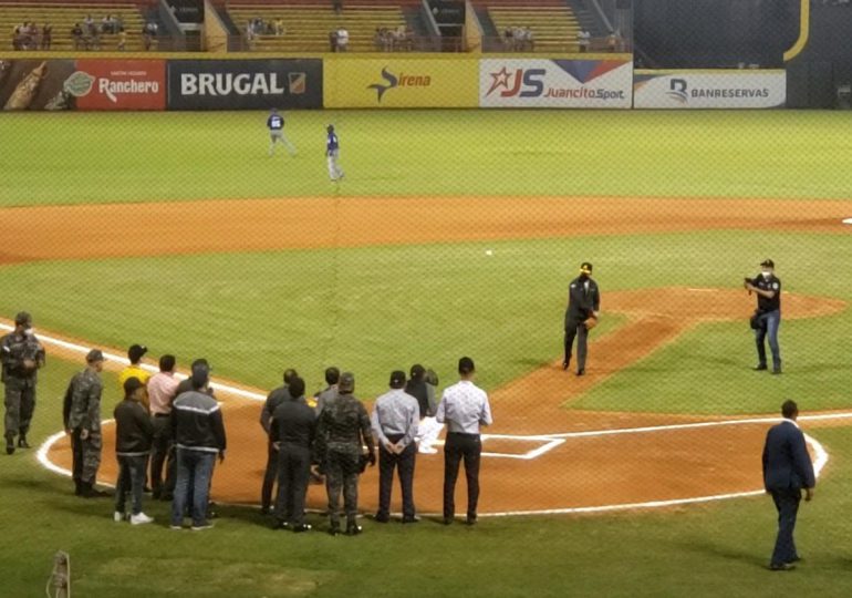 Director PN lanza bola de honor en juego entre Licey y Águilas en Santiago