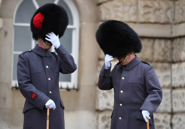 Un guardia de la reina Isabel II pisotea a un niño distraído frente a la Torre de Londres