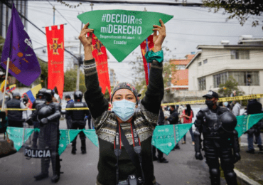 Protestan en Ecuador por norma que regula aborto en casos de violación