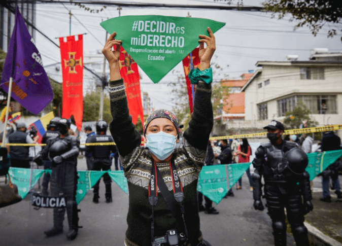 Protestan en Ecuador por norma que regula aborto en casos de violación