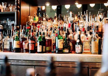 Autoridades flexibilizan horario de venta de bebidas alcohólicas por festividades